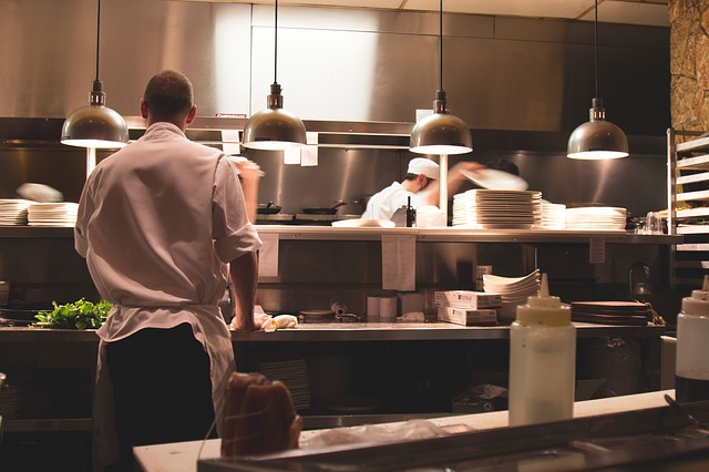 Cómo equipar cocinas profesionales para restaurantes